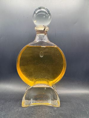l'image d'un flacon de parfum posé sur une table