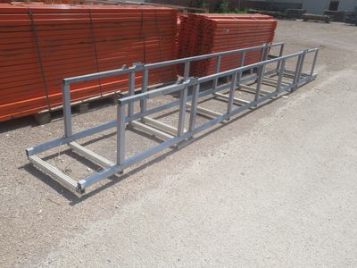 une étagère métallique sur laquelle sont posées plusieurs boîtes orange
