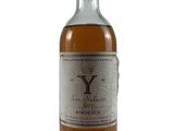 une bouteille de whisky avec une étiquette blanche sur fond blanc