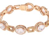 gros plan d'un bracelet sur fond blanc