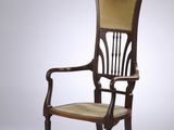une chaise ancienne en bois avec une assise rembourrée beige