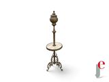 une petite table sur laquelle est posée une bougie