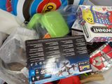 un bac en plastique rempli de jouets divers et d'autres objets