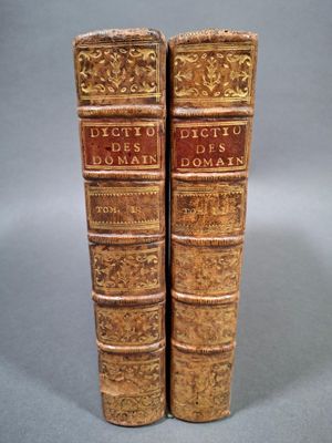 deux vieux livres posés l'un sur l'autre sur une table