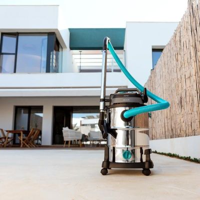 une photo d'un aspirateur devant une maison