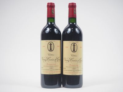 deux bouteilles de vin rouge posées l'une à côté de l'autre sur une surface blanche