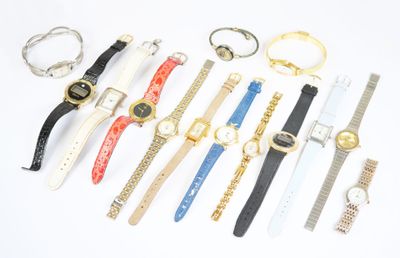 tout un tas de montres posées les unes à côté des autres sur la table