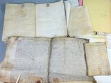 un livre ouvert posé sur une table, à côté d'une pile de papiers