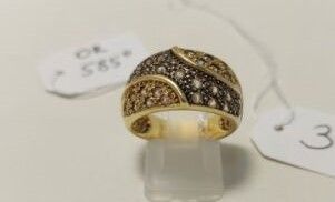 une image représentant une bague en or sertie de diamants bruns et blancs