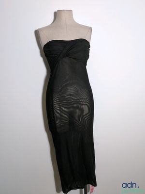 robe noire sans bretelles sur un mannequin, mannequin, mannequin, mannequin, mannequin, mannequin, mannequin, mannequin, manne