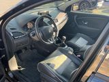 l'intérieur d'une voiture, la portière ouverte, avec le volant et le tableau de bord visibles