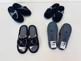 trois paires de chaussons et une paire de chaussons posée sur une table