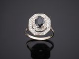 une bague en or blanc sertie d'un diamant noir