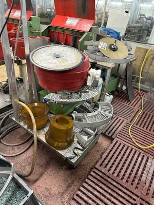 une photo d'une machine en train de travailler sur un morceau de verre