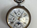 une montre de poche posée sur une table