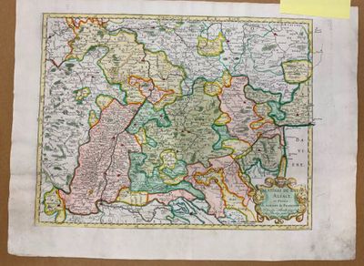 une vieille carte de l'Europe sur une feuille de papier, à côté d'une autre feuille de papier