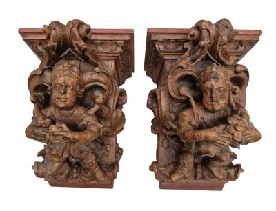 paire de consoles murales en bois sculpté, ornées de visages et de fleurs sculptés