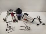un grand nombre d'outils posés sur une table