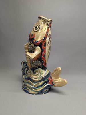 figurine en céramique représentant un poisson coiffé d'une couronne