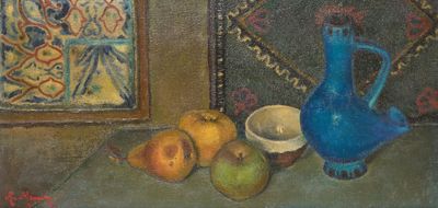 une peinture représentant une cruche bleue et une corbeille de fruits posées sur une table