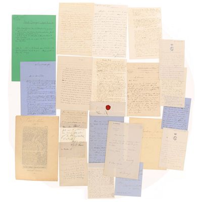Plusieurs vieilles lettres et papiers sont empilés les uns sur les autres
