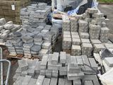 un tas de briques posé sur une palette dans un parking