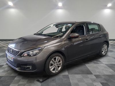 la voiture grise est garée dans le garage sur un sol en damier