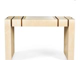 gros plan d'une table avec un plateau en verre sur fond blanc