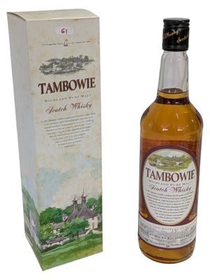 La bouteille de Tambowe se trouve à côté de la boîte.