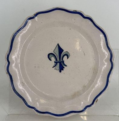 assiette bleue et blanche ornée d'un motif de fleurs de lys