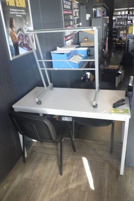 un bureau avec une chaise et un ordinateur dessus