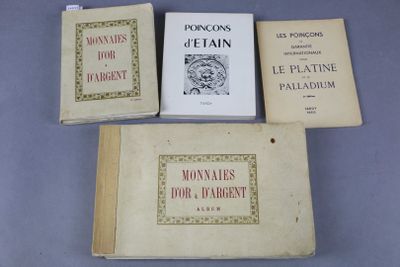 trois livres sont posés sur une table les uns à côté des autres