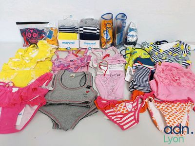 beaucoup de sous-vêtements et de chaussures sur la table