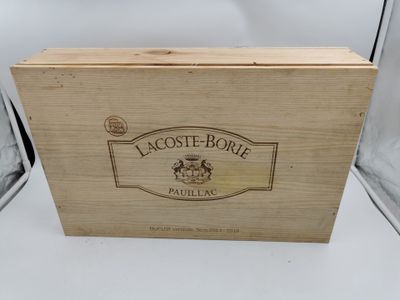 gros plan d'une boîte en bois portant une étiquette