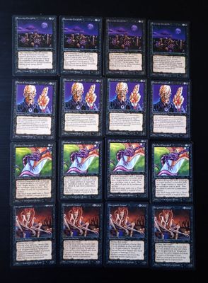une pile de cartes posées sur une table