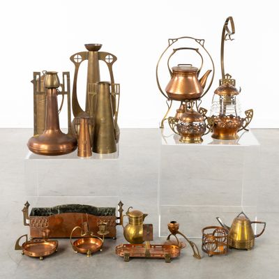 de nombreux objets en laiton de toutes sortes exposés sur une table