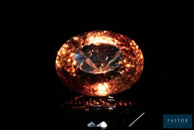 une image d'un diamant qui brille dans le noir