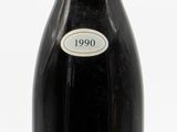 une bouteille de vin posée sur une table
