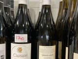 plusieurs bouteilles de vin sont alignées sur un comptoir