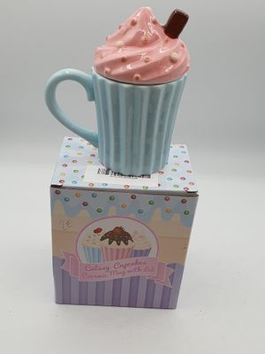 un cupcake en forme de tasse posé sur une boîte