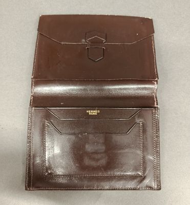 un portefeuille en cuir marron avec un porte-cartes sur le dessus