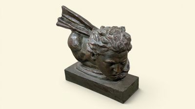 statue d'un oiseau posée sur un socle en pierre, sur fond blanc