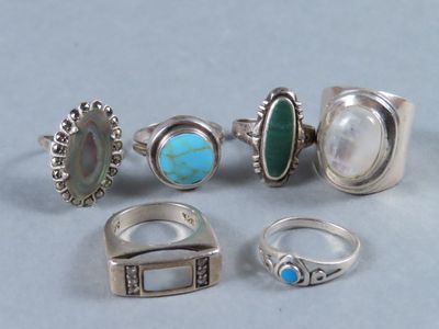 un ensemble de bagues et de bagues ornées de turquoises