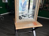 un tableau représentant une femme assise sur une table dans un salon