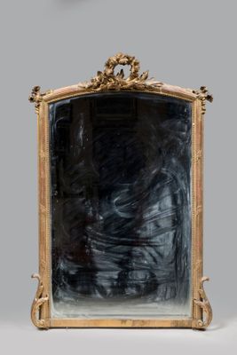une image représentant un miroir posé sur une table, à côté d'une horloge