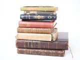livres empilés sur une surface blanche