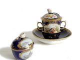 une petite tasse posée sur une soucoupe