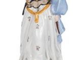 une figurine représentant une femme tenant un sac bleu
