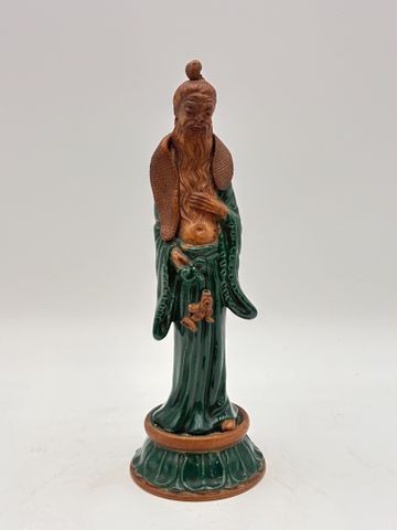 Chine 19ème : statuette de dignitaire à la carpe. H : 23