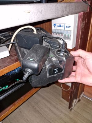 une personne qui tient une télécommande à la main